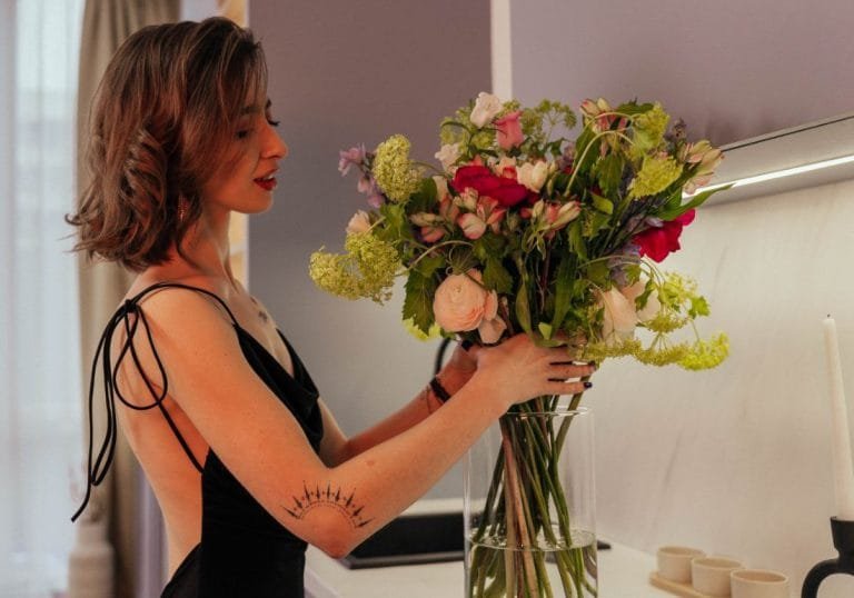 Letni bukiet z polnymi kwiatami i słonecznikami — przedsmak sezonu od Kwiaciarni Miłość Warszawa