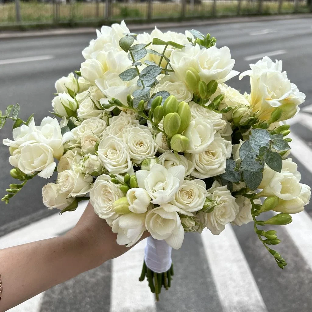 Bukiet ślubny z róż, frezji i eukaliptusa - FLORYSTYKA WESELNA | Kwiaciarnia Milosc Warszawa