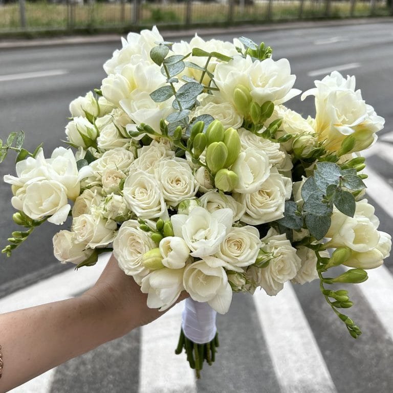 Bukiet ślubny z róż, frezji i eukaliptusa - FLORYSTYKA WESELNA | Kwiaciarnia Milosc Warszawa