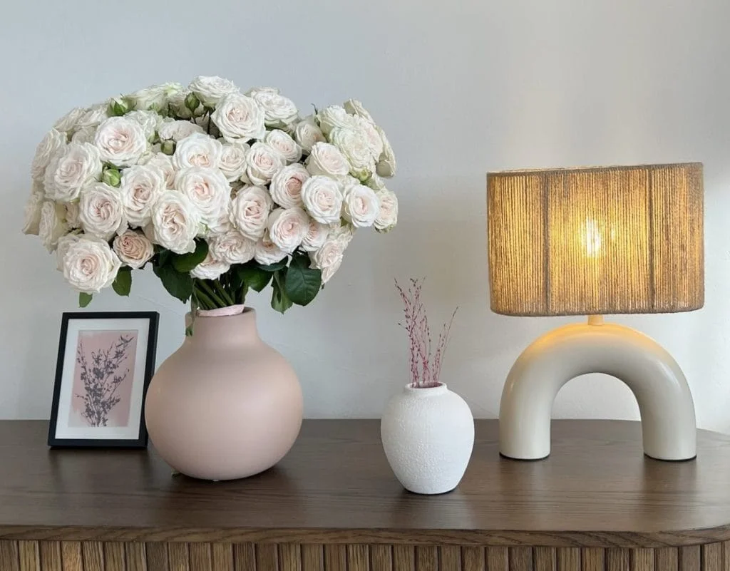 Bukiet kwiatów ciętych w eleganckim wnętrzu — kwiaty jako element domowej dekoracji