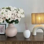 Bukiet kwiatów ciętych w eleganckim wnętrzu — kwiaty jako element domowej dekoracji