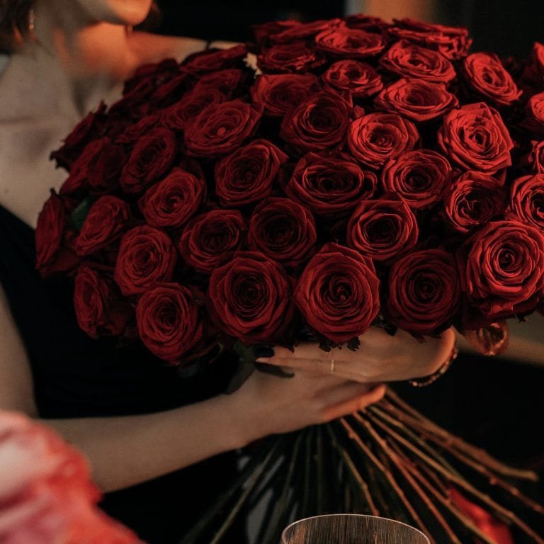 Bukiet czerwonych róż — symbol miłości, namiętności i elegancji, Kwiaciarnia Miłość Warszawa