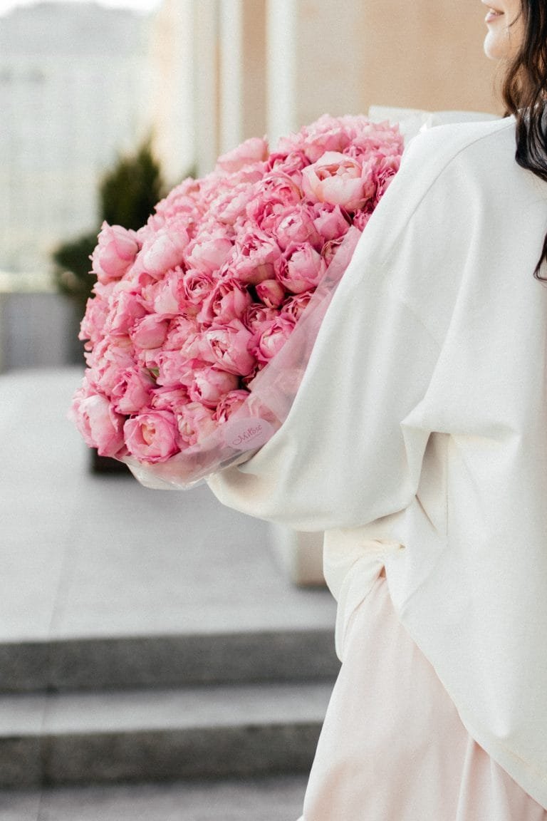 Bukiet kwiatów wręczany jako wyraz emocji — magia chwili z Kwiaciarni Miłość Warszawa