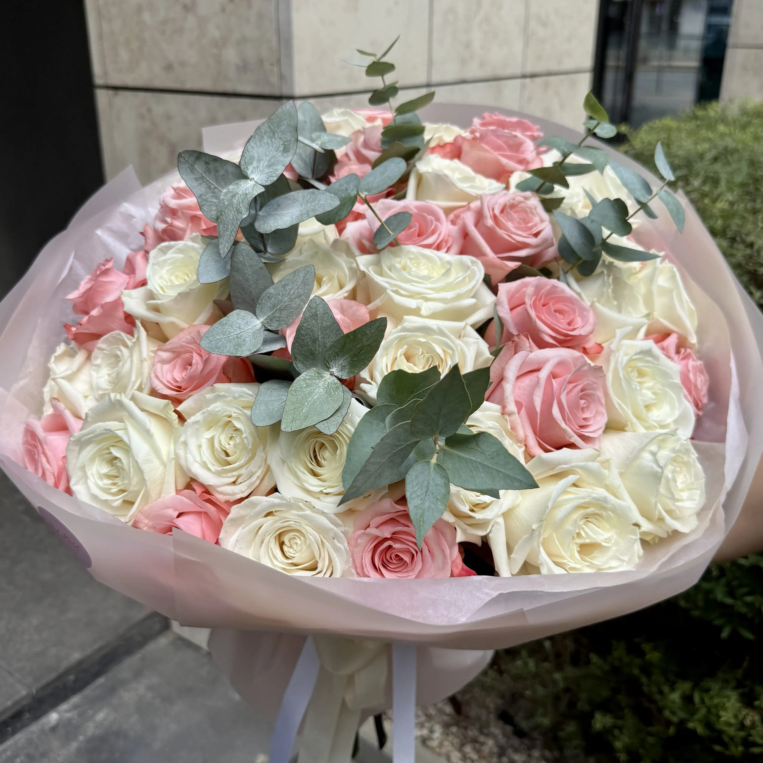 Bukiet białych i różowych róż - MONOBUKIETY | Kwiaciarnia Milosc Warszawa