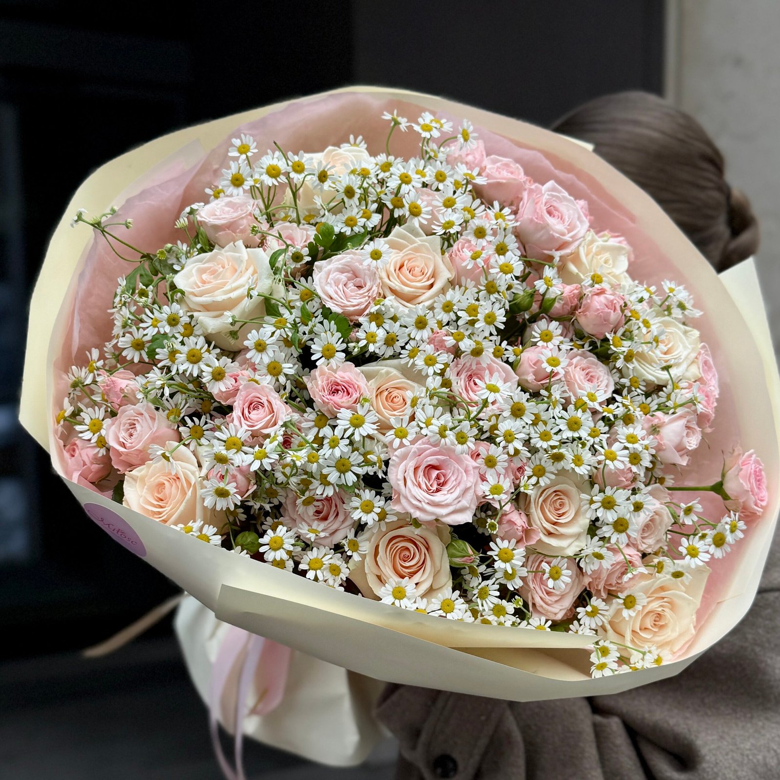 Bukiet rumianków i róż