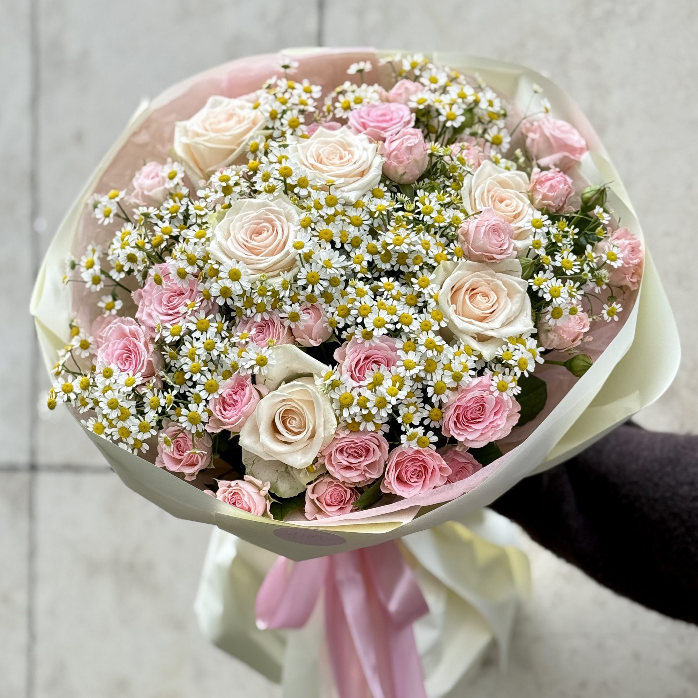 Bukiet rumianków i róż