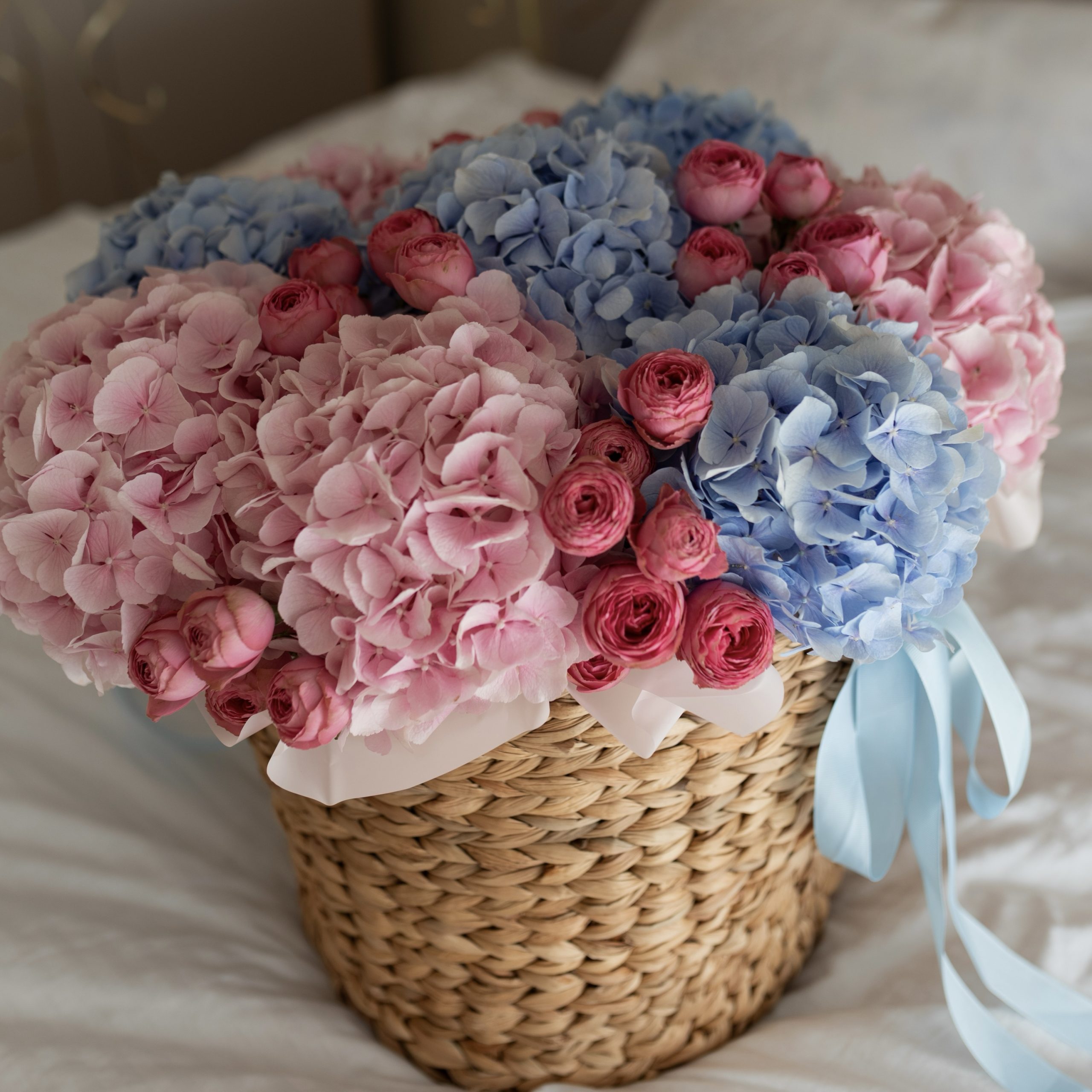 Kosz z Hortensjami i Różami