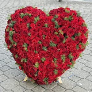 Serce z Czerwonych Róż i Goździków - FLORYSTYKA POGRZEBOWA | Kwiaciarnia Milosc Warszawa