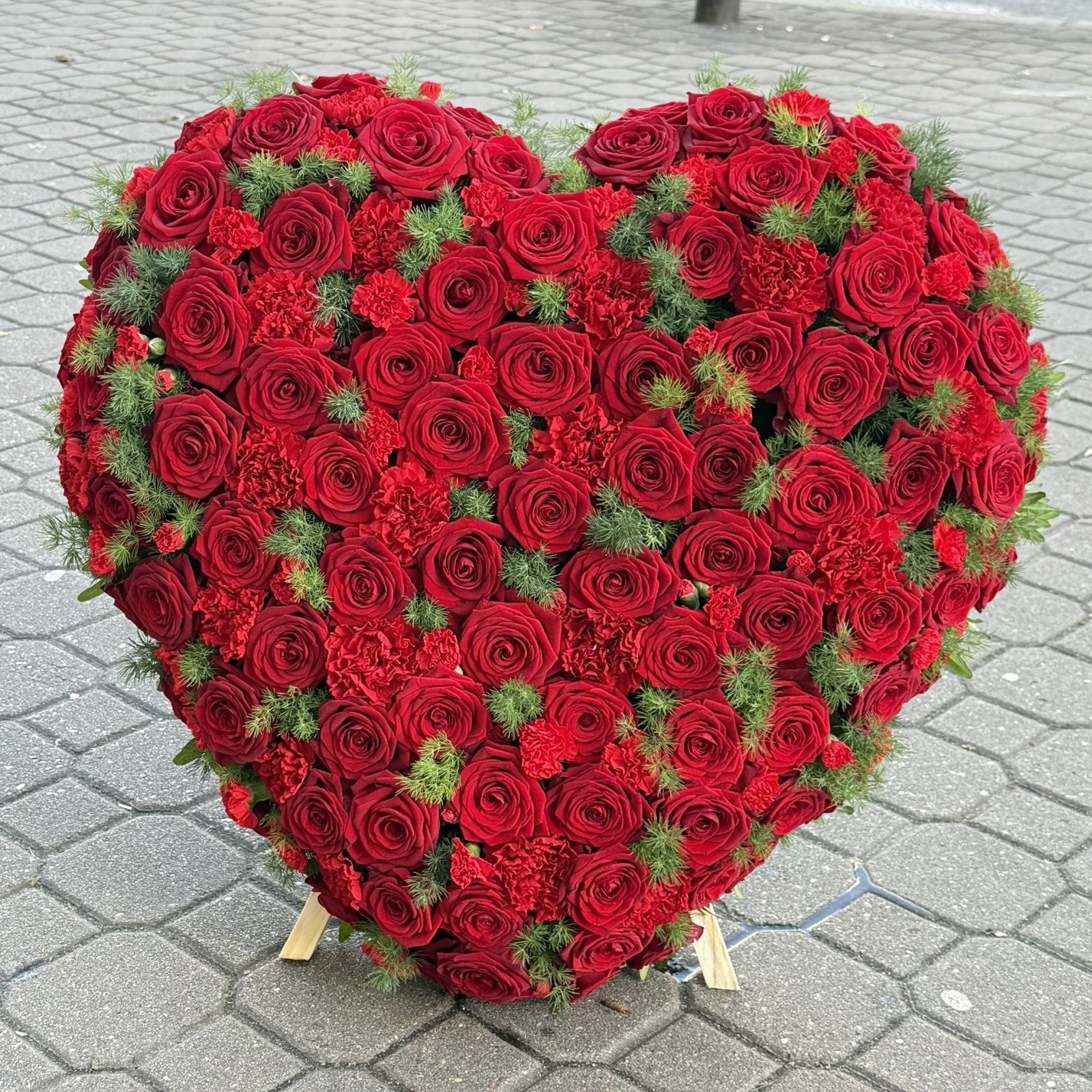 Serce z Czerwonych Róż i Goździków - FLORYSTYKA POGRZEBOWA | Kwiaciarnia Milosc Warszawa