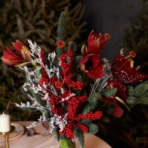 Wyrazista zimowa kompozycja o świątecznym charakterze