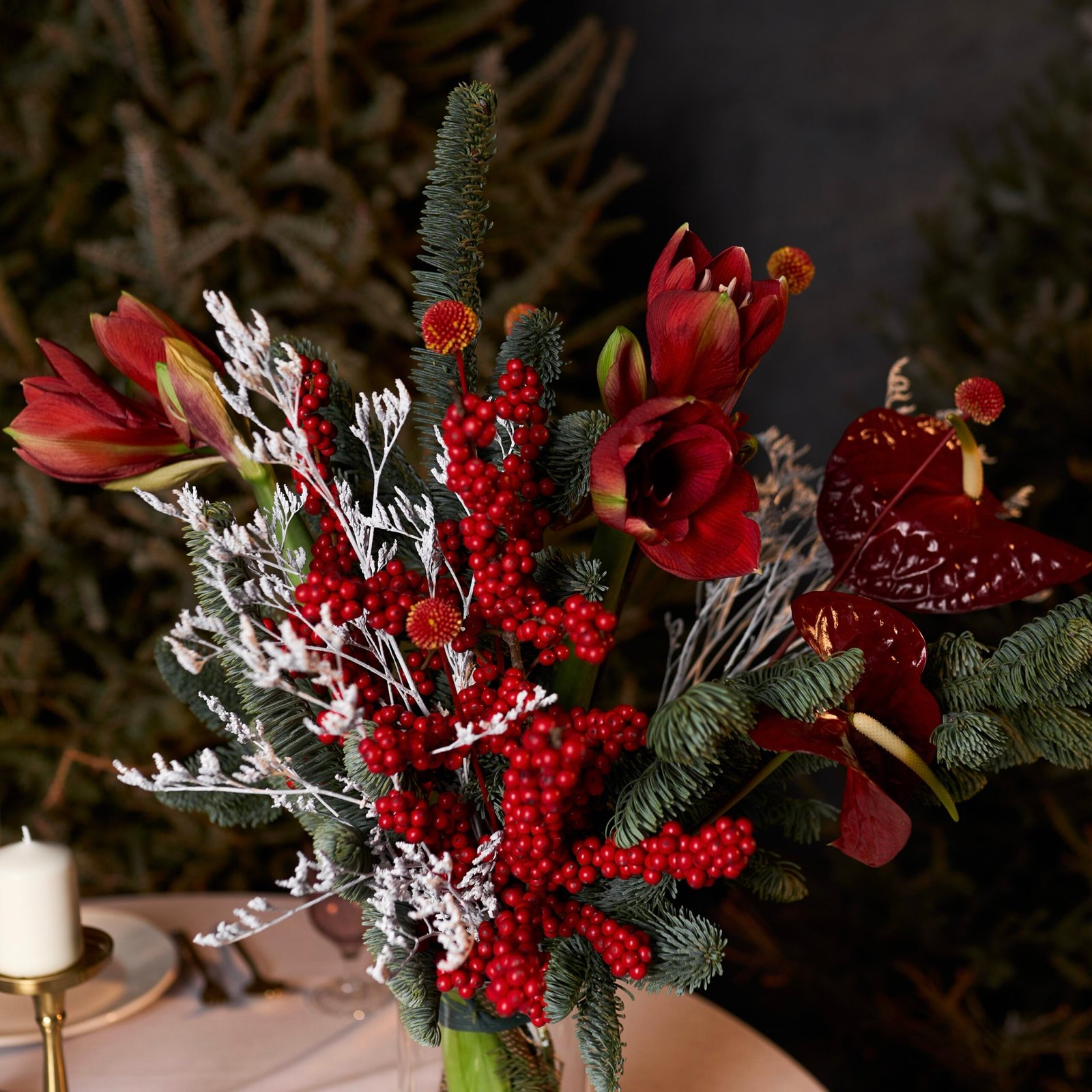 Wyrazista zimowa kompozycja o świątecznym charakterze