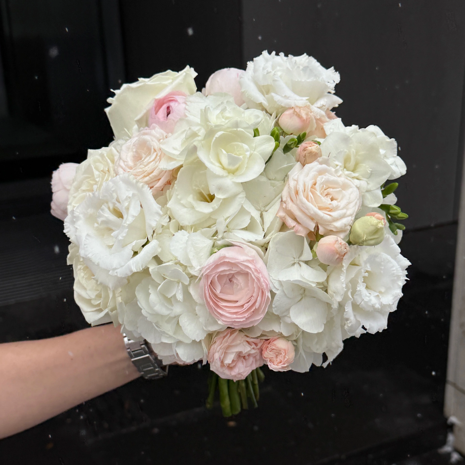 Bukiet ślubny z hortensjami i ranonculusami