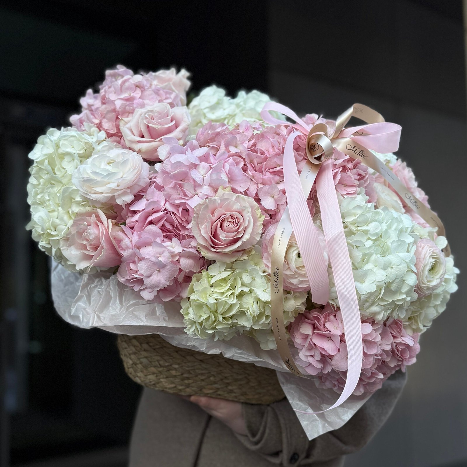 Kosz z hortensjami, różami i ranunkulusami