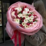 Bukiet Pudrowa Czerwień - zdjęcie 2 - Kwiaciarnia Miłość