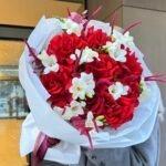 Czerwone róże z frezją - zdjęcie 3 - Kwiaciarnia Miłość