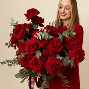 Bukiet czerwonych róż z eukaliptusem - Kwiaciarnia Miłość Warszawa