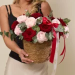 Blush & Rouge – kosz kwiatowy - zdjęcie 4 - Kwiaciarnia Miłość