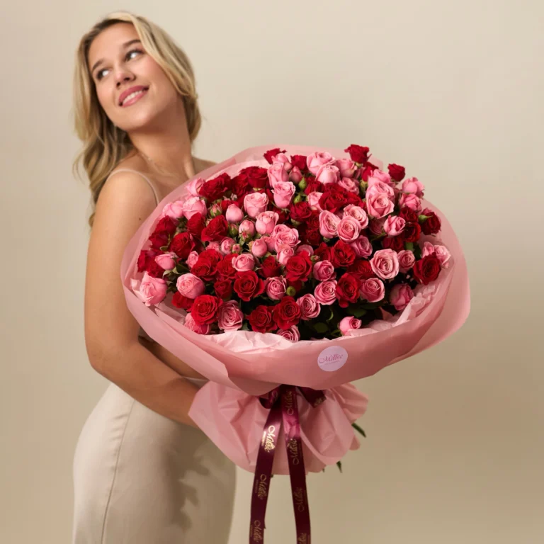 Świeże róże w wazonie — praktyczny poradnik pielęgnacji ciętych róż w domu