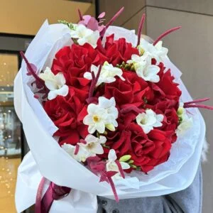 Czerwone róże z frezją - Kwiaciarnia Miłość Warszawa