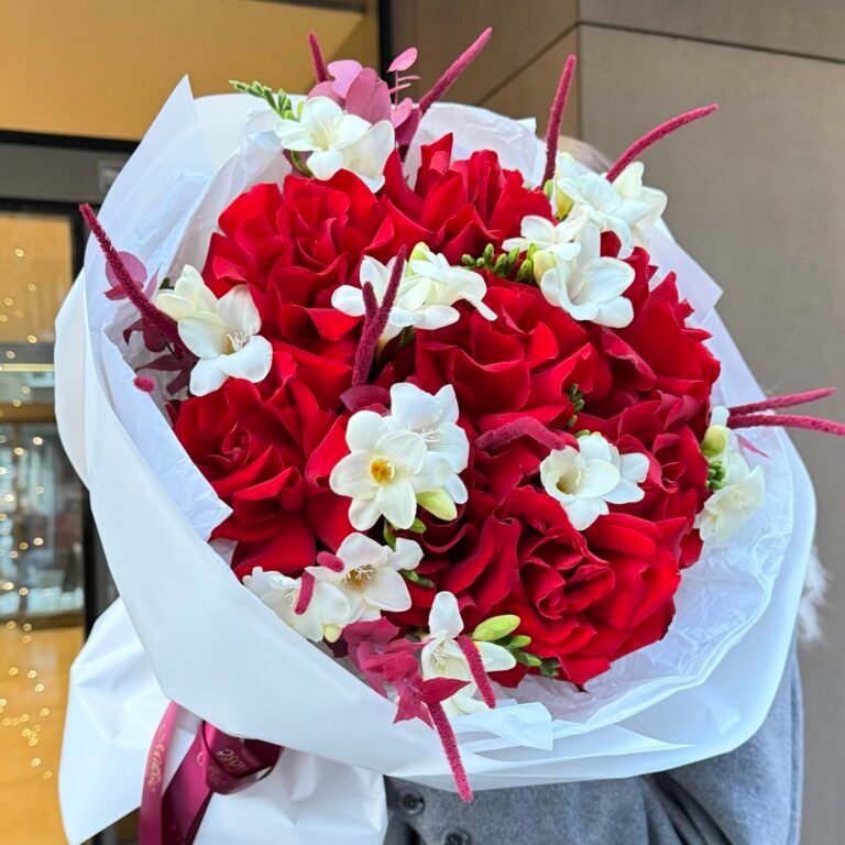 Czerwone róże z frezją - Kwiaciarnia Miłość Warszawa