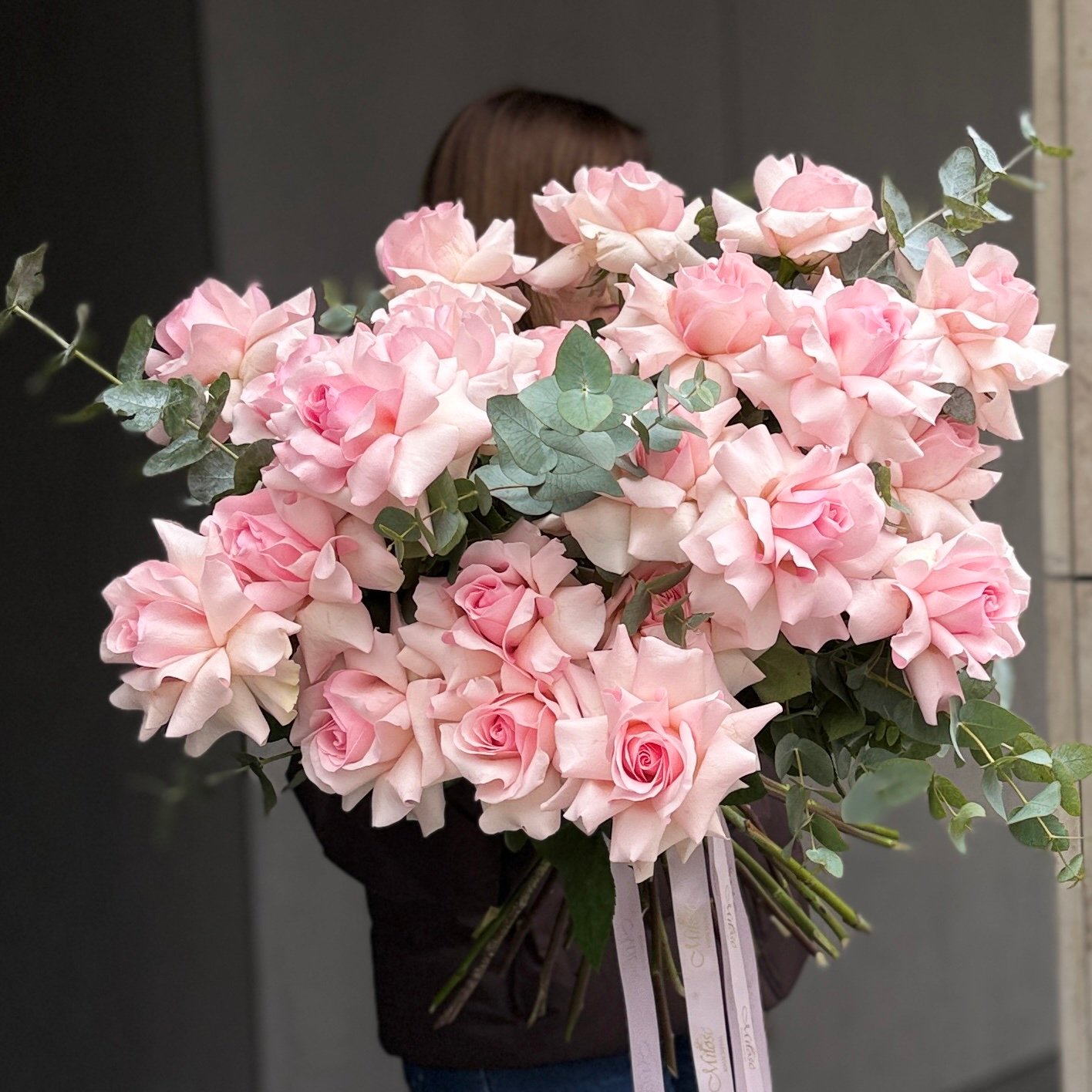 Pudrowa Elegancja – luksusowy bukiet róż