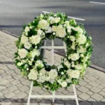 Biały Wieniec Pogrzebowy — Kwiaciarnia Miłość Warszawa