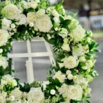 Biały Wieniec Pogrzebowy — Kwiaciarnia Miłość Warszawa