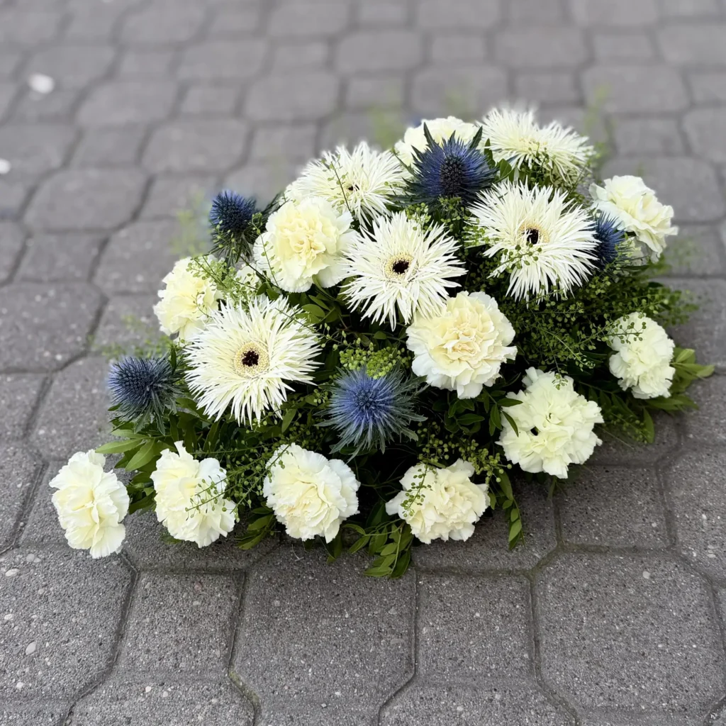 All Saints' Day grave spray of white carnations, gerberas and blue sea holly – Kwiaciarnia Miłość Warsaw